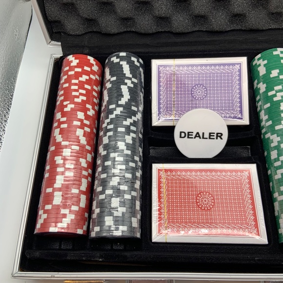 Premium Casino Style Poker Set Poker Chips, Cards, & More with Carrying Case - Picture 4 of 16